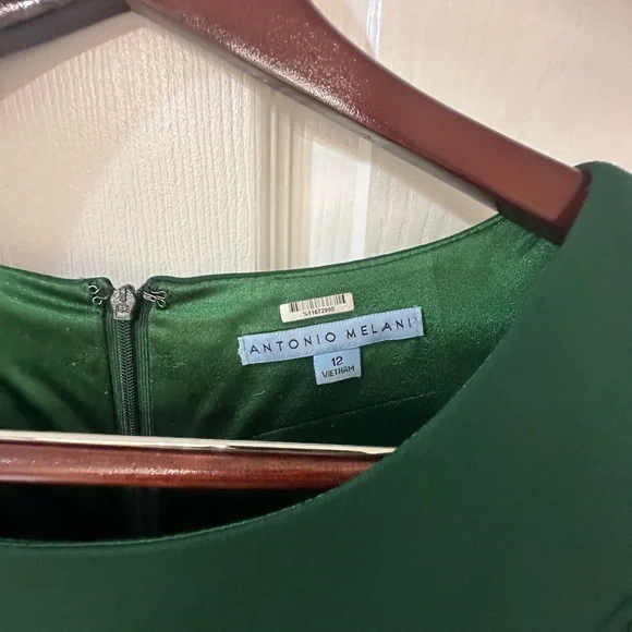 Elegant Green Dress - Picture 3 of 3